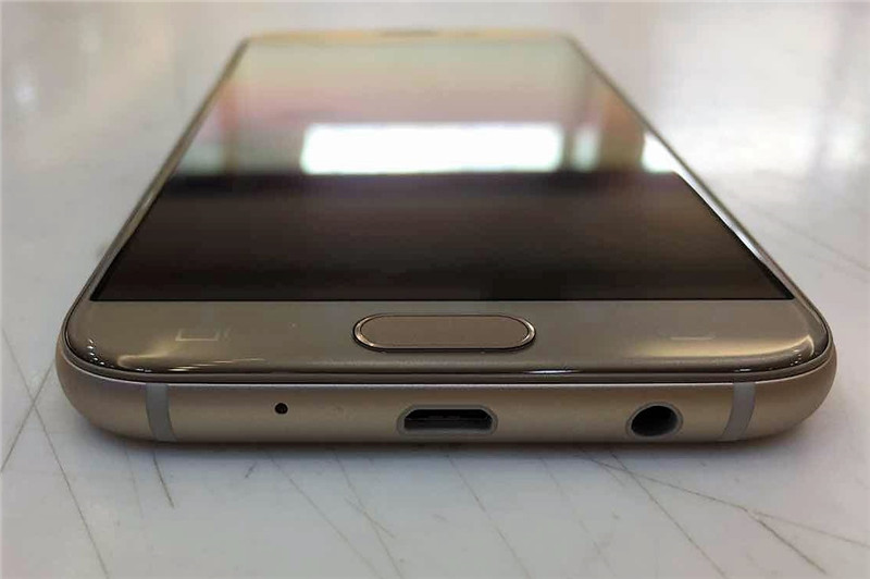簡單開箱：Samsung Galaxy J5 Pro 外形、零售配件搶先看；馬來西亞售價 RM1,149！ 4