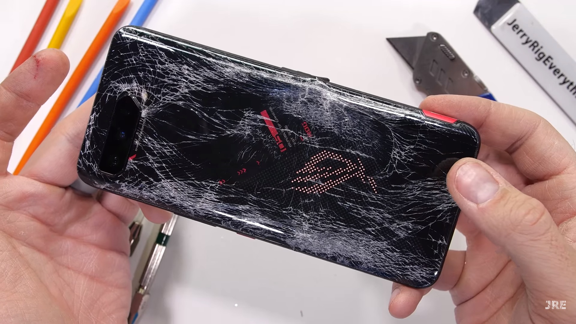 機身掰彎、玻璃破裂、屏幕失靈：Asus ROG Phone 5 不敵 JerryRigEverything 殘酷測試！ 2