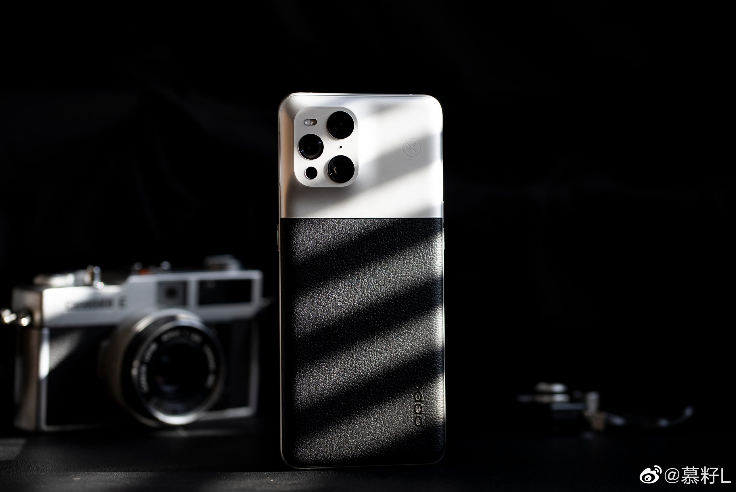 挑戰審美觀極限：OPPO Find X3 Pro 摄影师版真機曝光；玻璃搭素皮設計向 KODAK 致敬！ 1