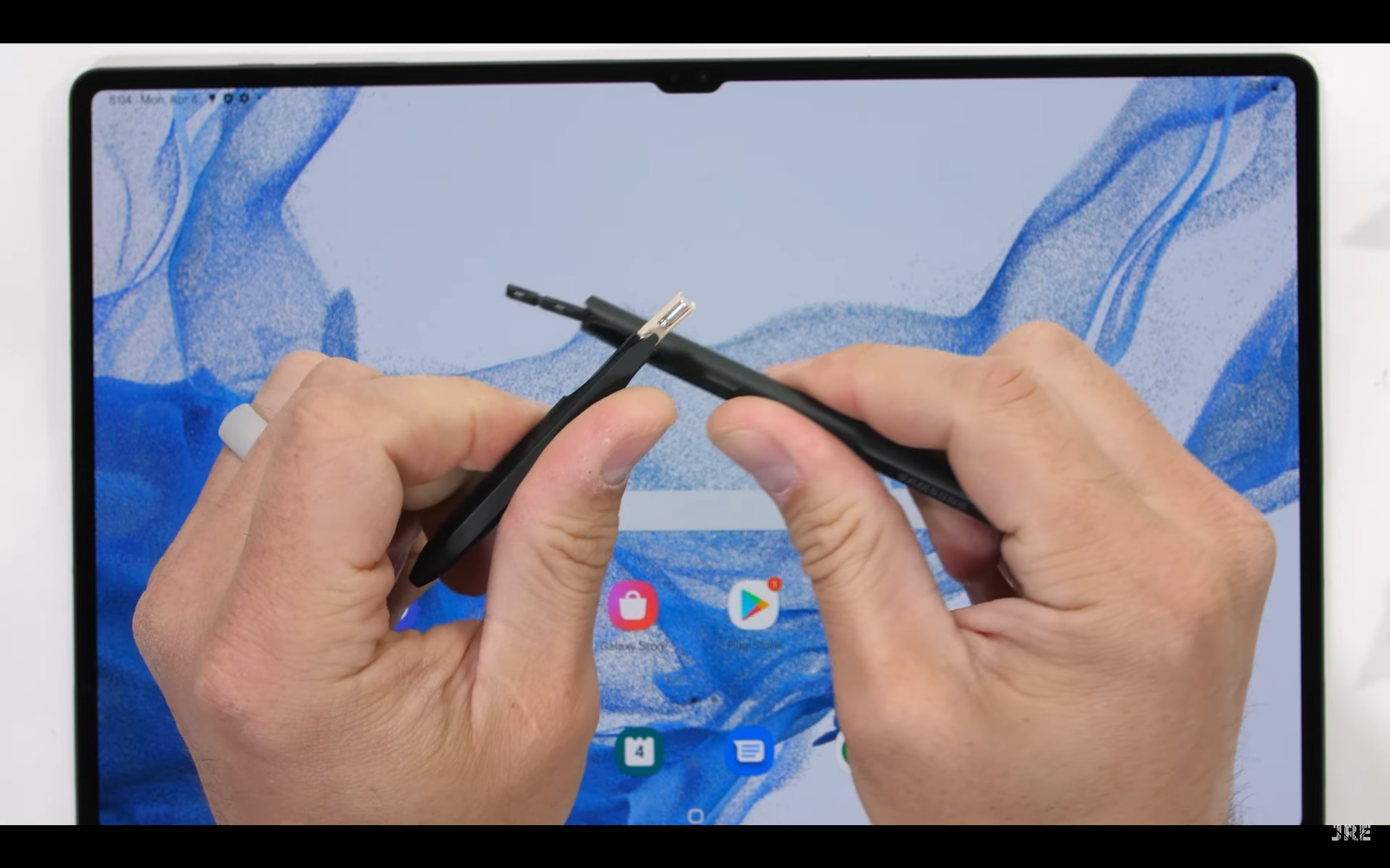 殘虐測試：JerryRigEverything 無法掰彎 Samsung Galaxy Tab S8 Ultra，直呼需重新思考人生！ 1