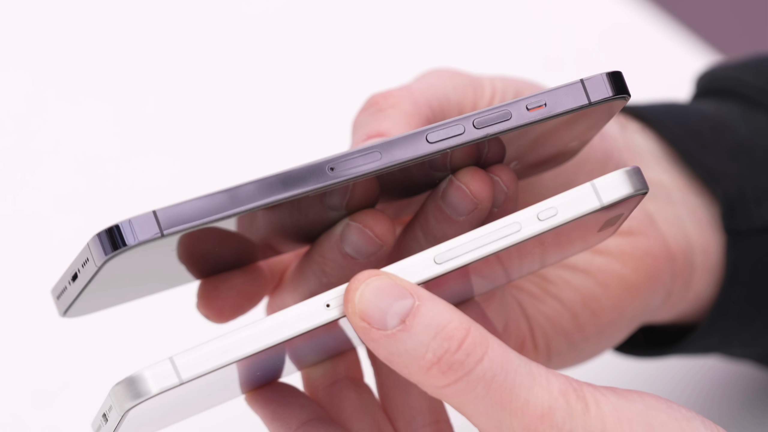開箱視頻：蘋果 iPhone 15 Pro Max 模型機曝光；靈動島更小、屏幕邊框變超窄！ 2