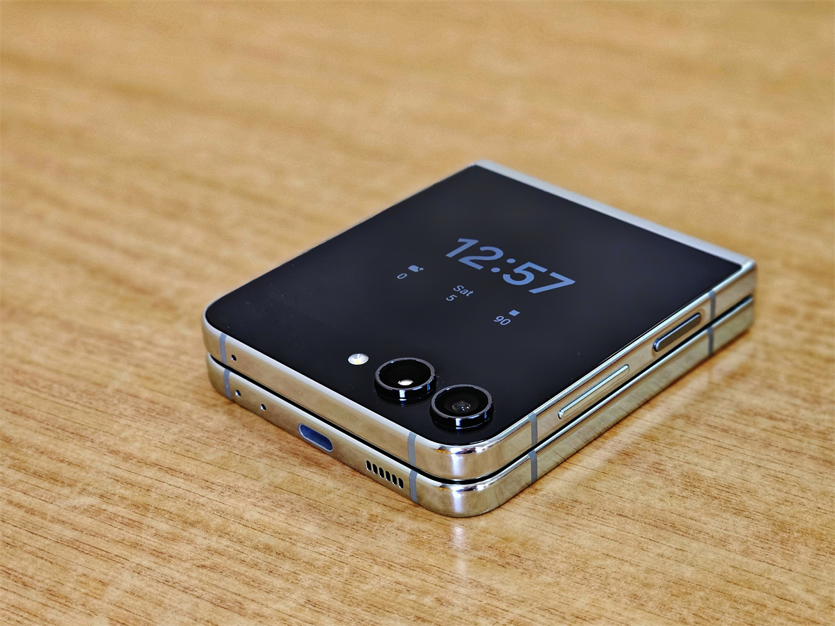 Samsung Galaxy Z Flip5 開箱初評測：外屏的誘惑，您擋得住嗎？ 5
