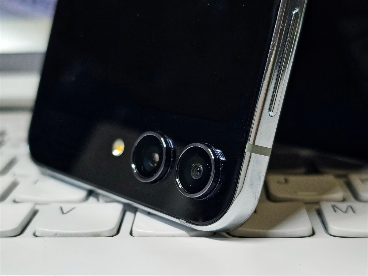 Samsung Galaxy Z Flip5 開箱初評測：外屏的誘惑，您擋得住嗎？ 17