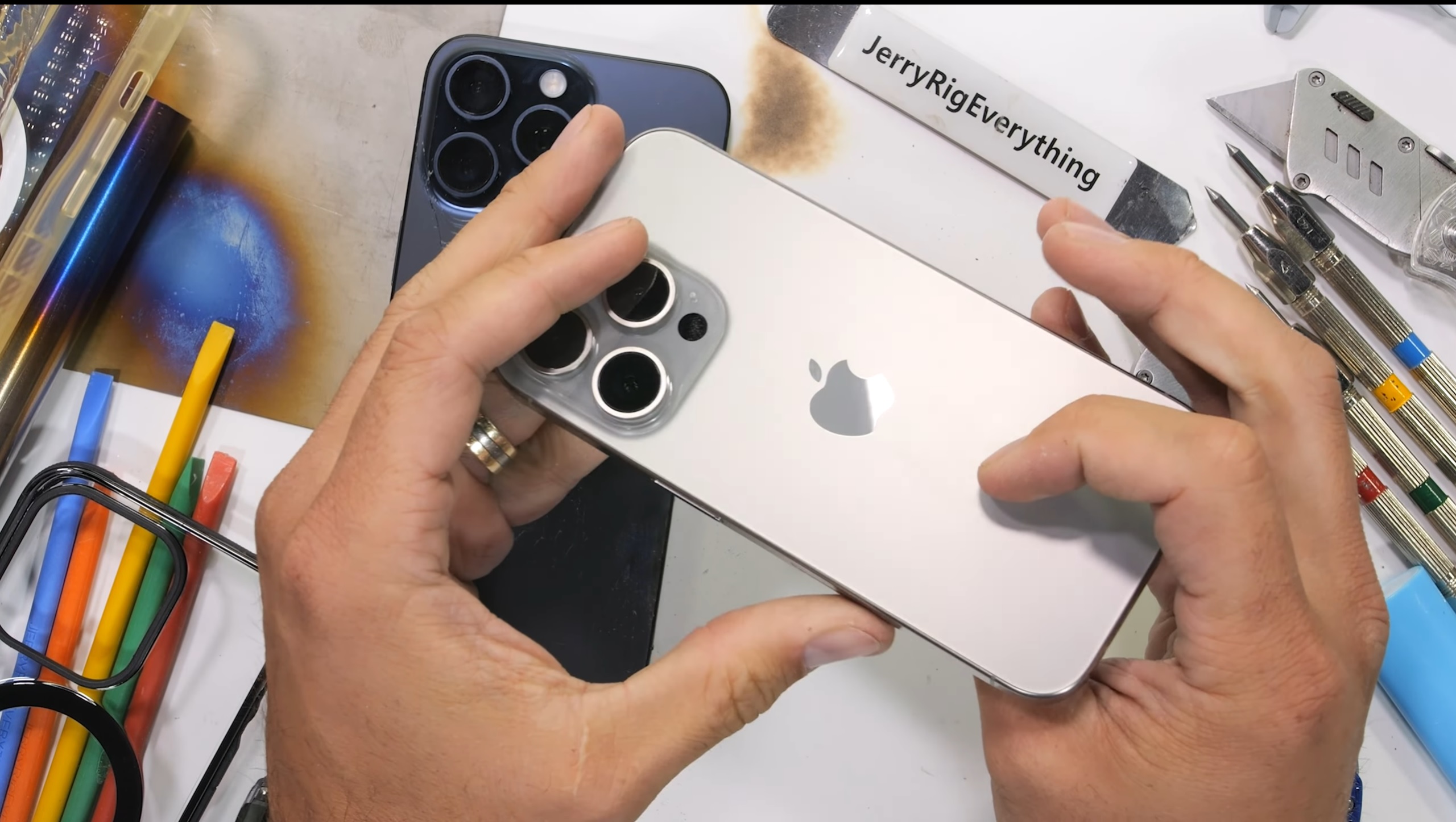背面玻璃易压碎：iPhone 15 Pro Max 成为苹果旗下首部不敌 JerryRigEverything 殘酷耐用測試手机！ 1