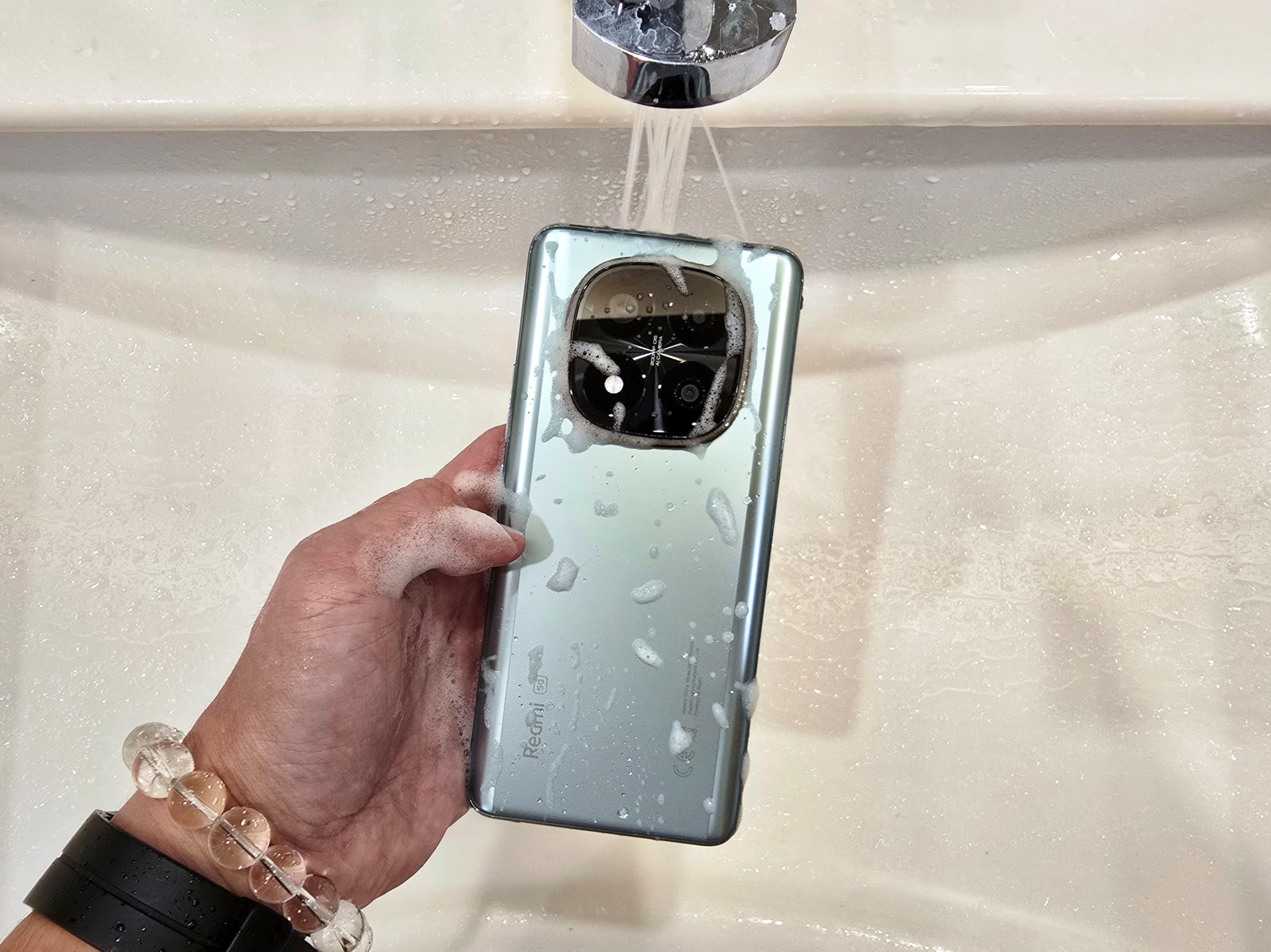 Redmi Note 14 Pro 系列：有史以來最坚固的紅米小金剛；IP68防水設計 + AI 智能要您日常更省心！ 9