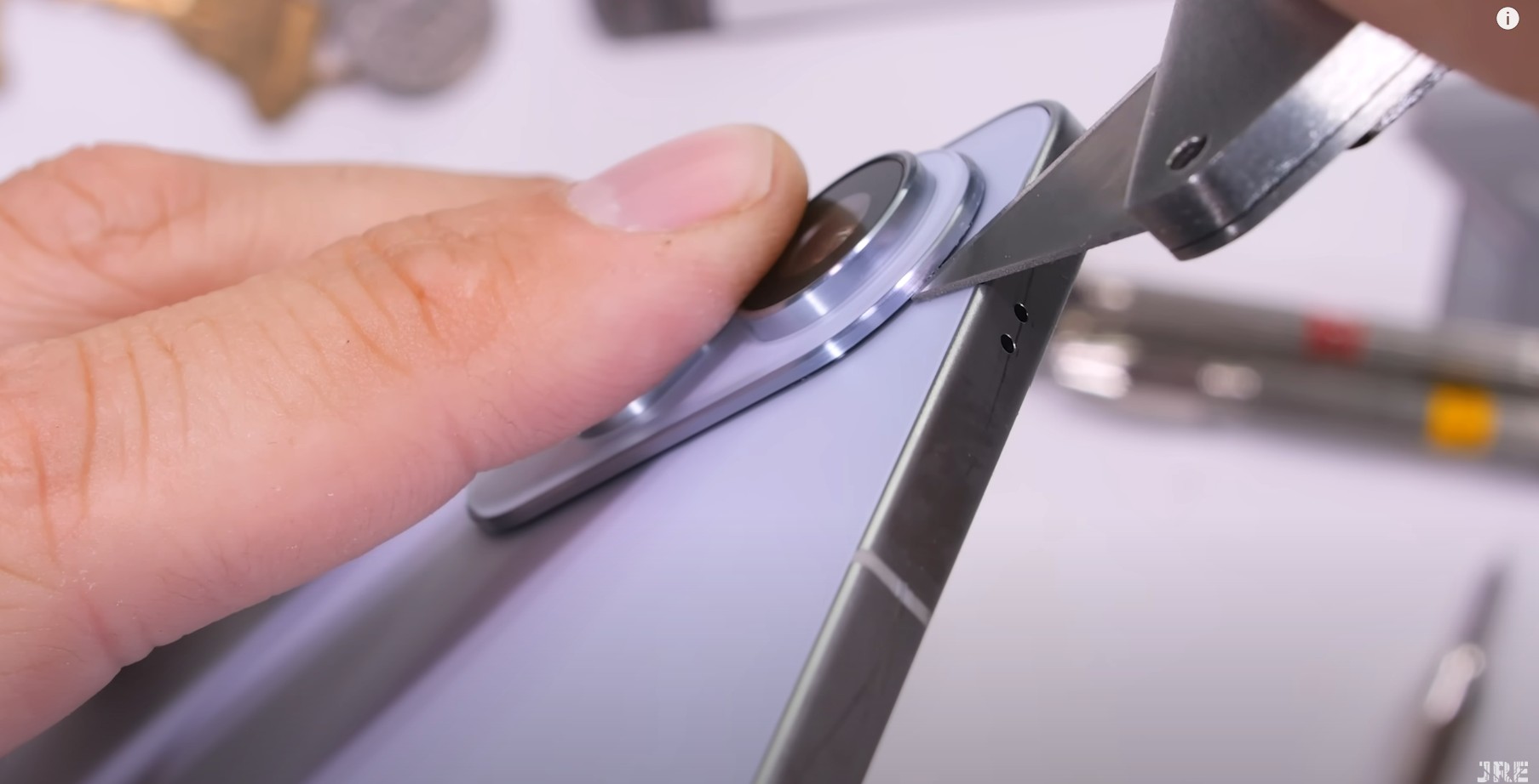 通過 JerryRigEverything 殘酷測試：Samsung Galaxy S25 Edge 超薄機身掰不彎，比想像中更堅固！ 3
