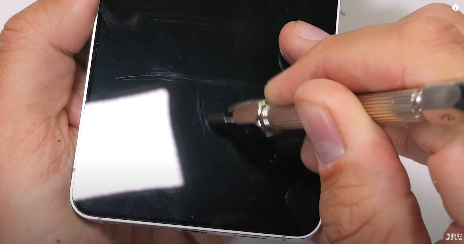 通過 JerryRigEverything 殘酷測試：Samsung Galaxy S25 Edge 超薄機身掰不彎，比想像中更堅固！ 4