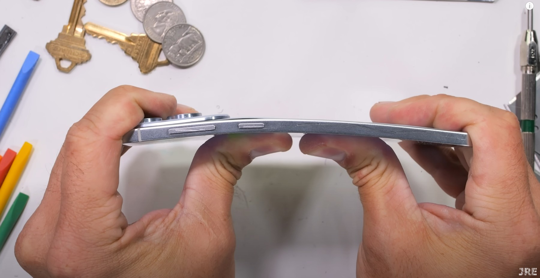 通過 JerryRigEverything 殘酷測試：Samsung Galaxy S25 Edge 超薄機身掰不彎，比想像中更堅固！ 5