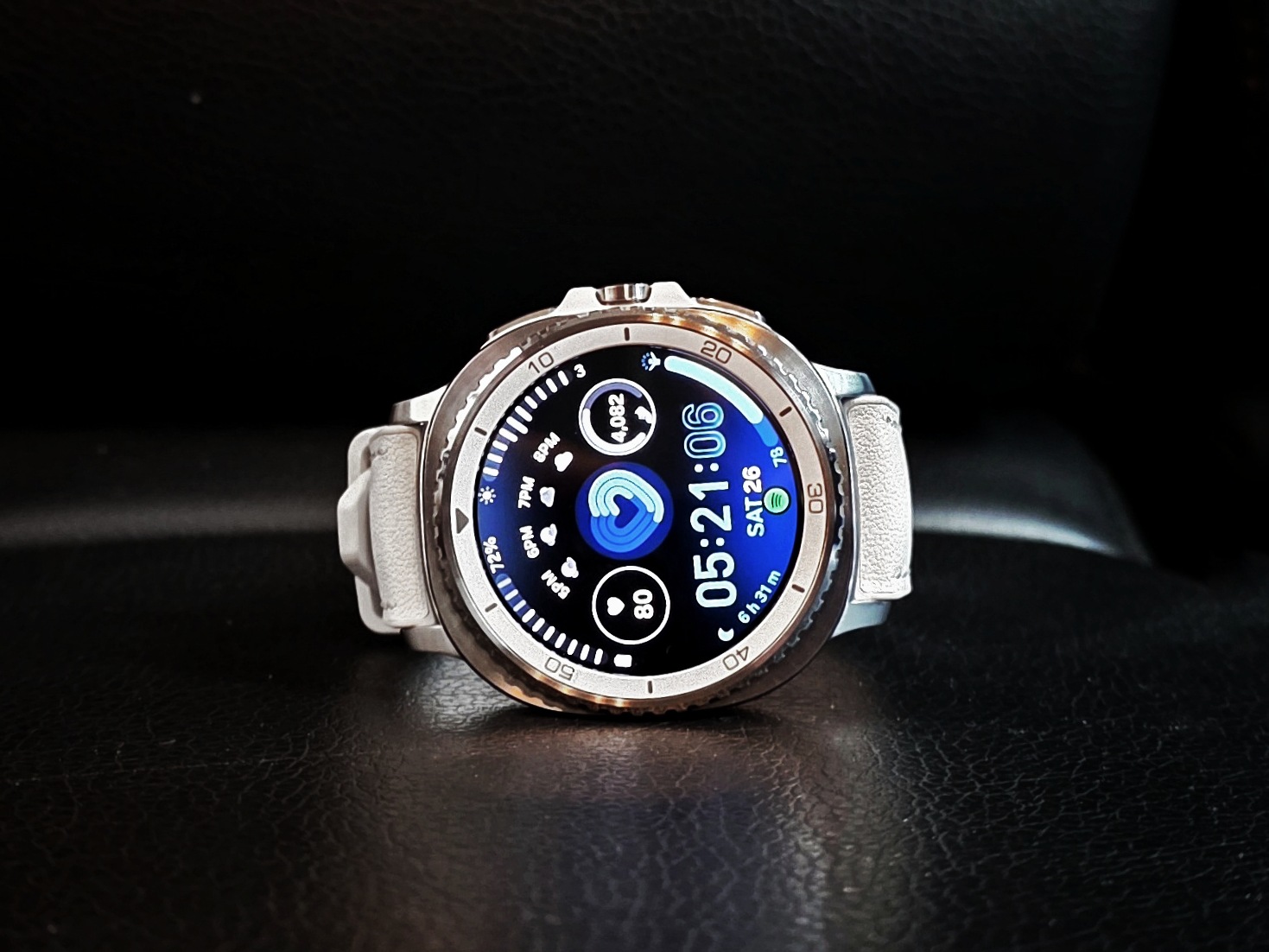 Samsung Galaxy Watch8 Classic 評測：實體旋轉錶圈與 Gemini AI 加持，讓這款經典智能錶更具魅力！ 1