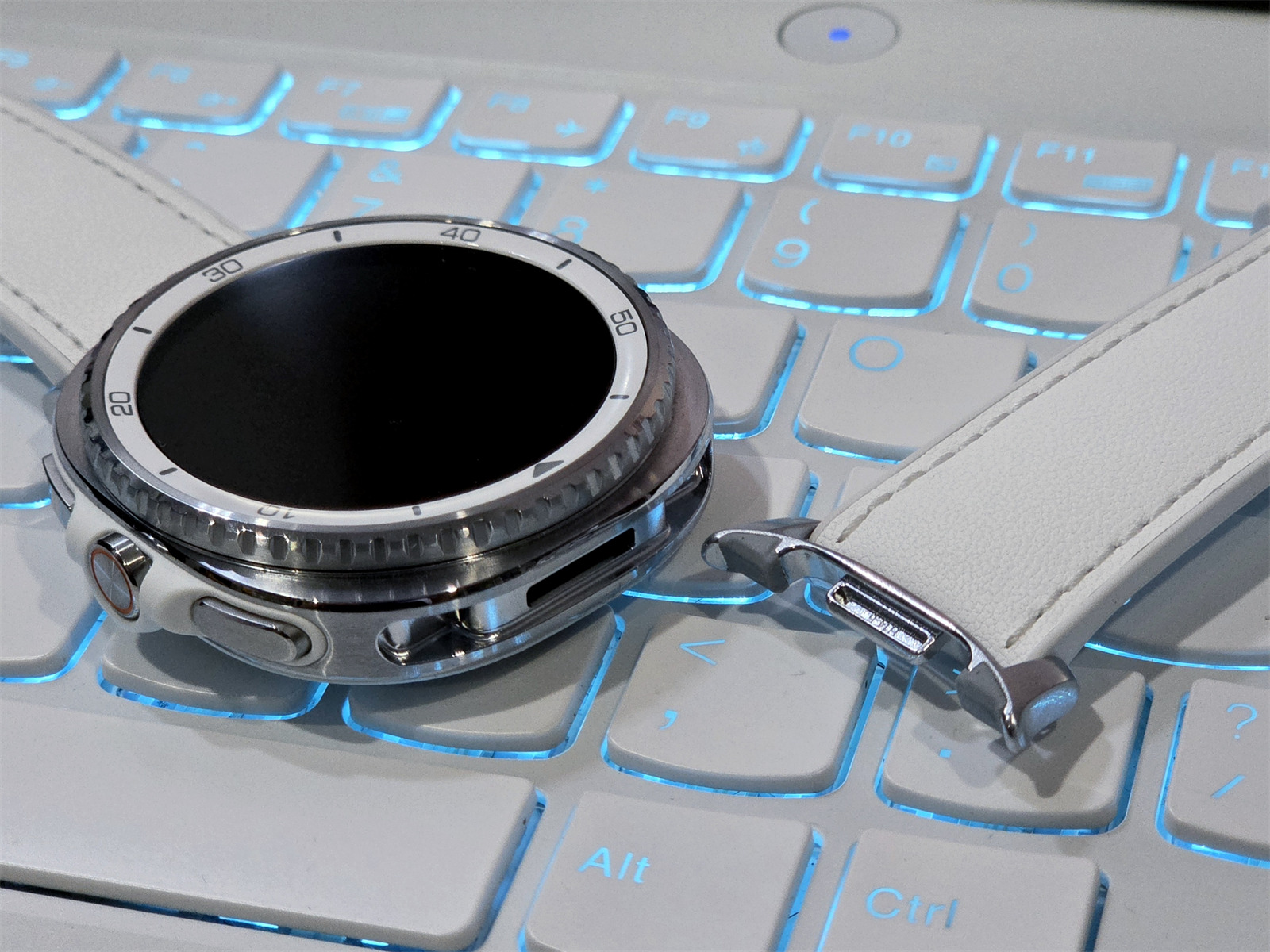 Samsung Galaxy Watch8 Classic 評測：實體旋轉錶圈與 Gemini AI 加持，讓這款經典智能錶更具魅力！ 9