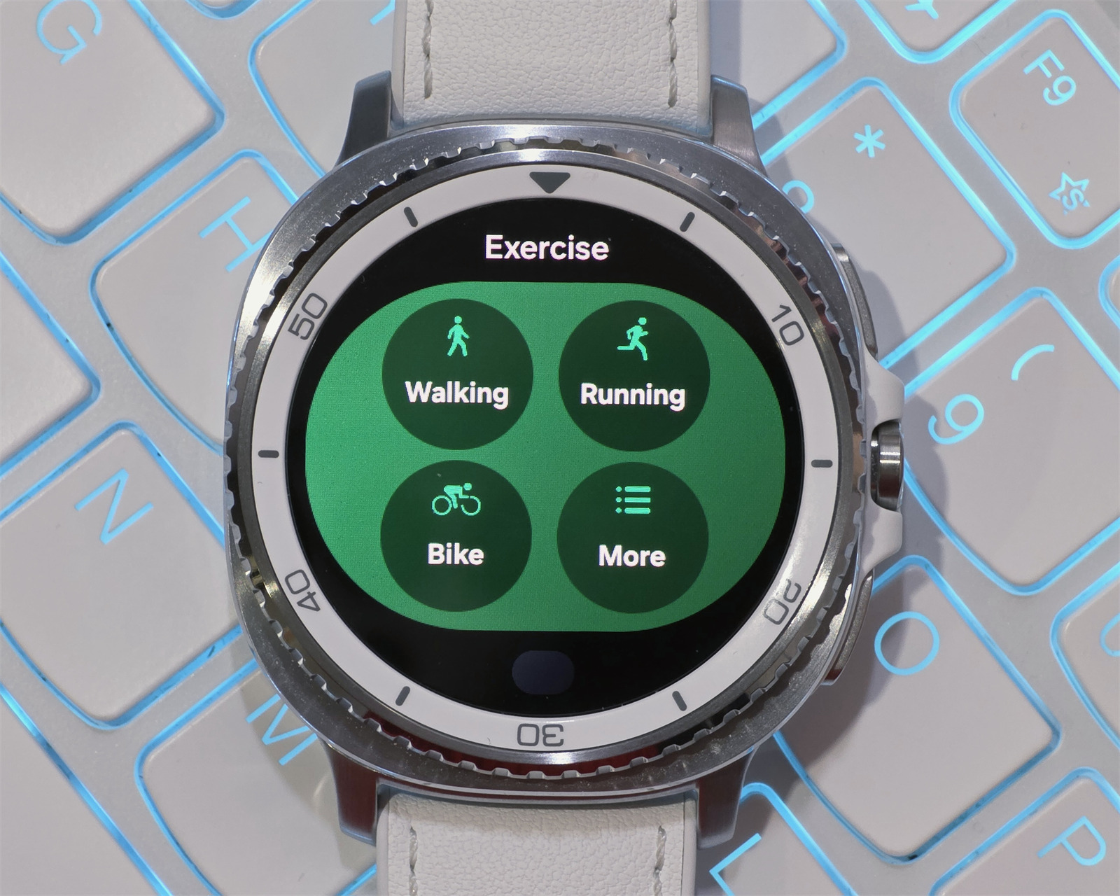 Samsung Galaxy Watch8 Classic 評測：實體旋轉錶圈與 Gemini AI 加持，讓這款經典智能錶更具魅力！ 18