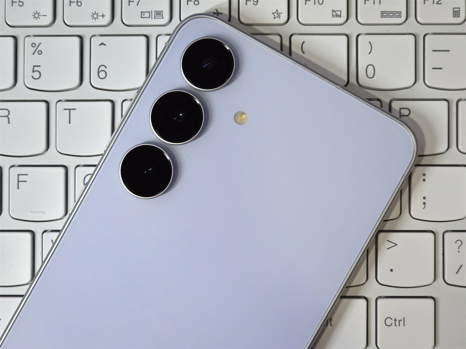 Samsung Galaxy S25 FE 詳細評測：主打輕薄設計與旗艦級 Galaxy AI 功能的輕旗艦！ 18