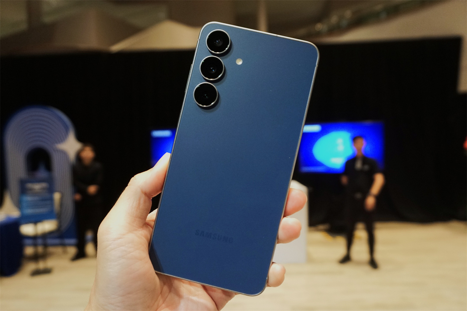 更輕薄設計、更高屏佔比、更大電量：Samsung Galaxy S25 FE 與 Galaxy Tab S11 系列上手初體驗分享！ 9