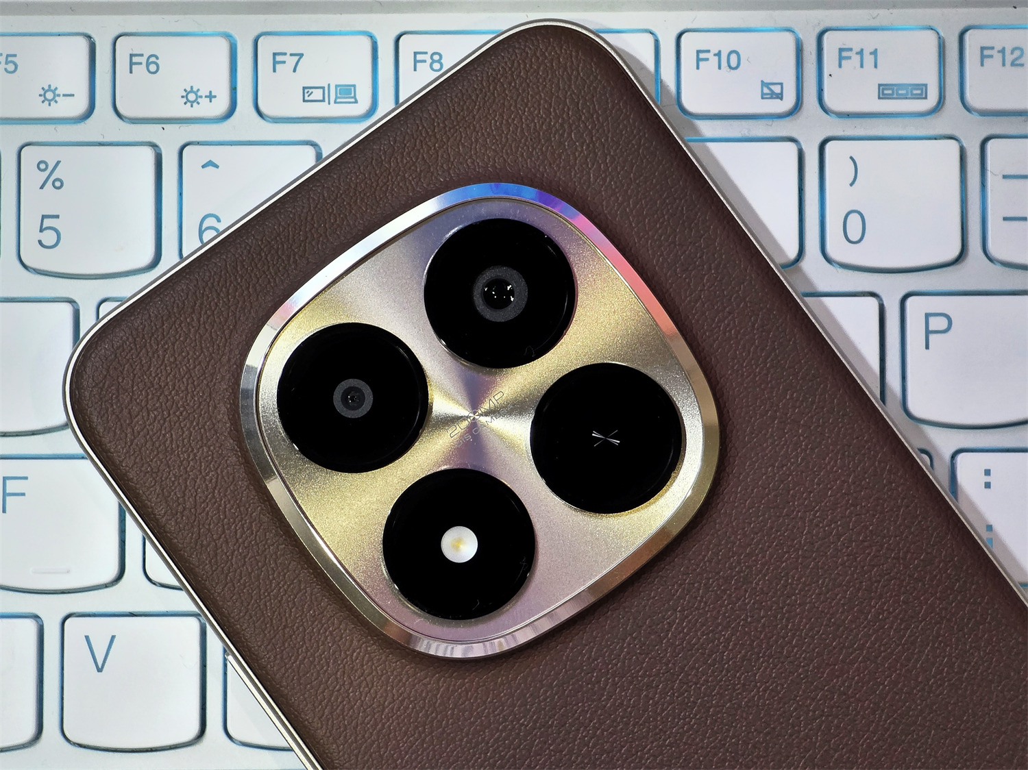 中階價位給您旗艦級耐用度：REDMI Note 15 Pro+ 重新定義中階機「耐操耐用」標準！ 10