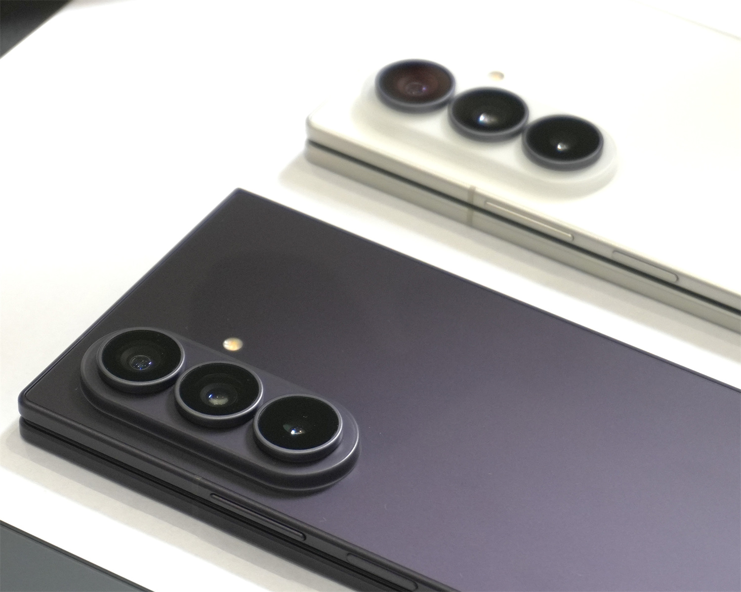新寬摺叠手機發佈 ：Samsung Galaxy Z Fold8 Ultra、Galaxy Z Fold8 與 Z Flip8 上手體驗與主要賣點搶先看！ 24