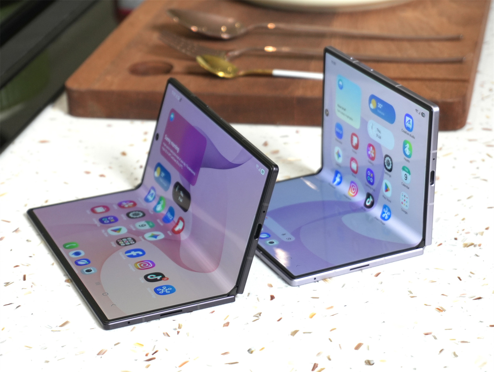 Samsung Galaxy Z Fold8 Ultra vs Z Fold8 真機對比：4:3 螢幕有多好用？尺寸、比例與體驗一次看懂！ 1