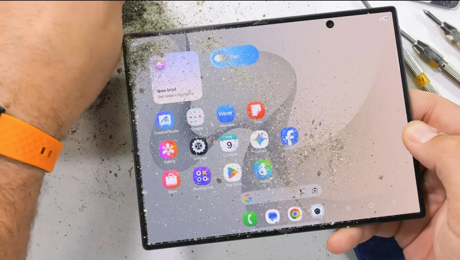 通過 JerryRigEverything 極限耐用度測試：Samsung Galaxy Z Fold8 機身與熒幕無法被掰斷！ 1